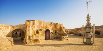 SAHARA, TUNESIEN - 10. Juli: Verlassene Kulissen für die Dreharbeiten zum Film Star Wars in der Wüste Sahara vor einem Hintergrund von Sanddünen am 10. Juli 2012 in Sahara, Tunesien Star Wars Tour Tunisia"